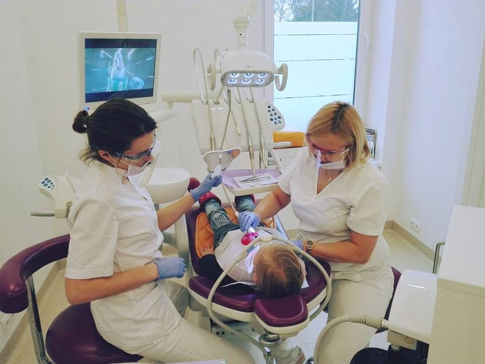 Uśmiechnięte dzieci w gabinecie